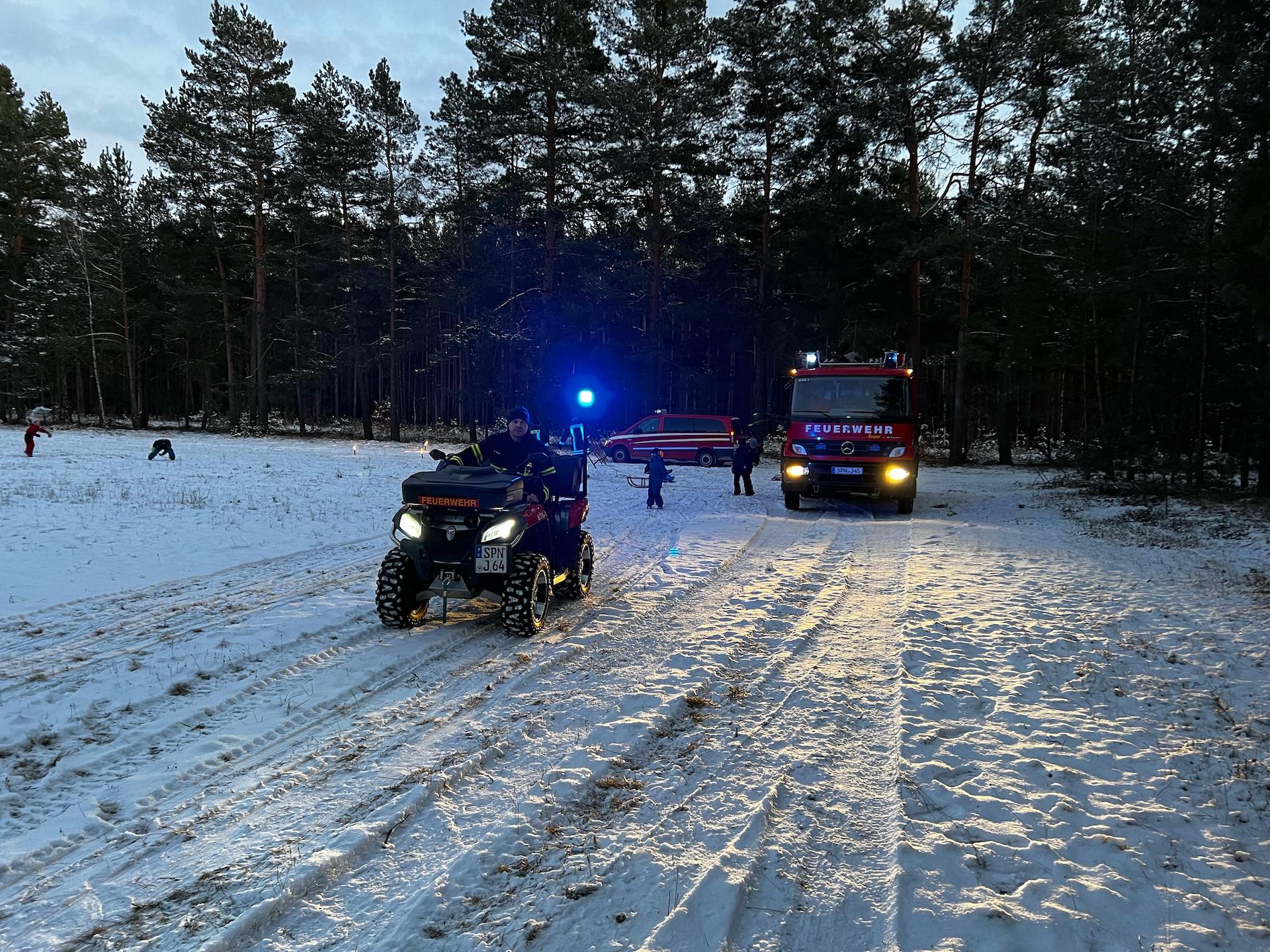 Kinderfeuerwehr Döbern nutzt den Schnee für eine Schlittenfahrt