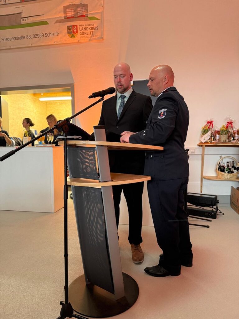 links Sebastian bertko, Bürgermeister Halbendorf. Rechts Olaf Hanusch, Ortswehführer Halbendorf