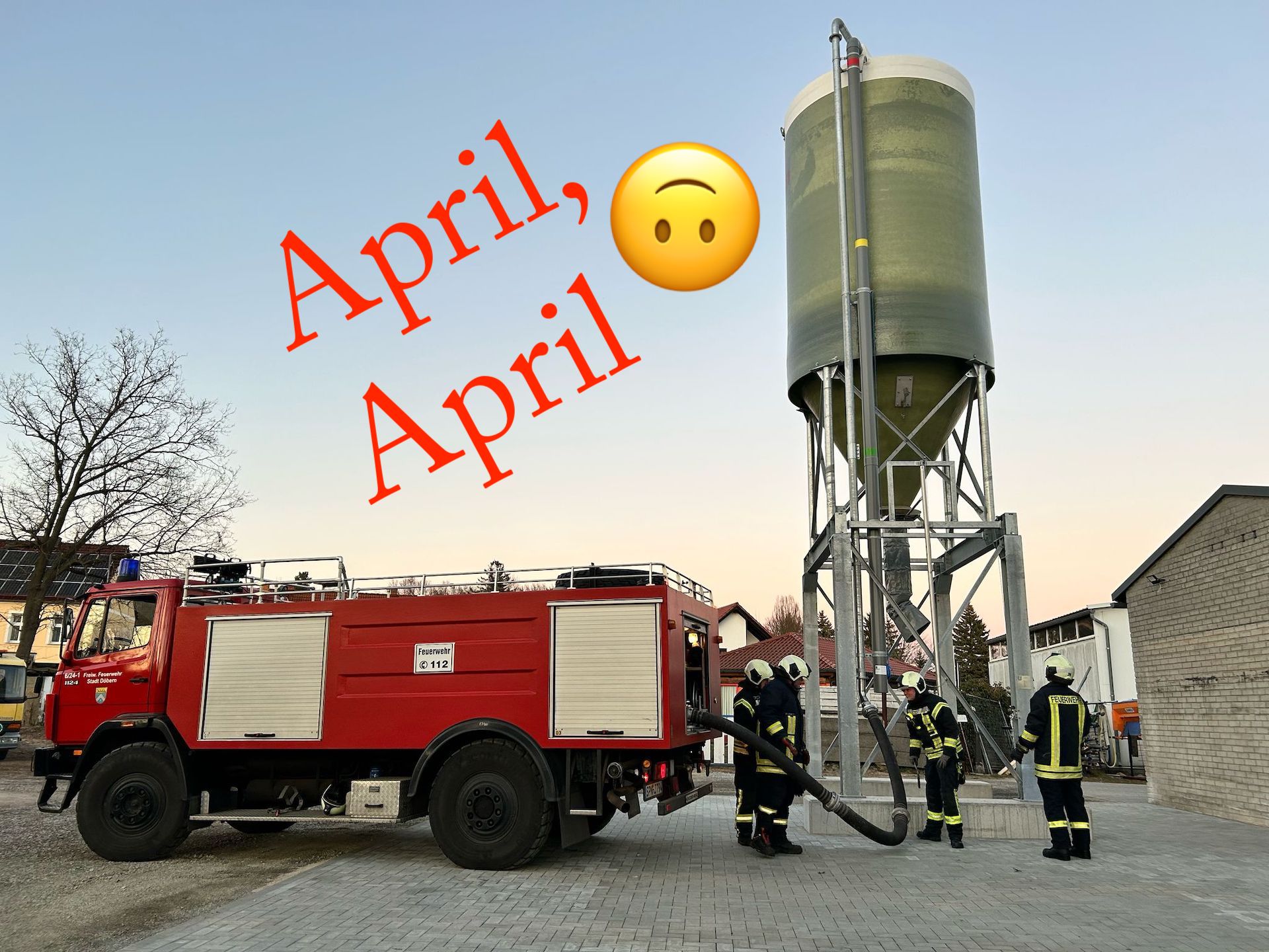 Innovatives Pilotprojekt: Feuerwehr Döbern setzt auf Sand als Löschmittel